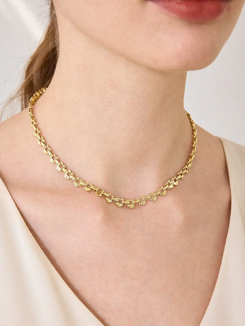 Collar minimalista de corazón chapado en oro de 18 quilates, atemporal y cotidiano.