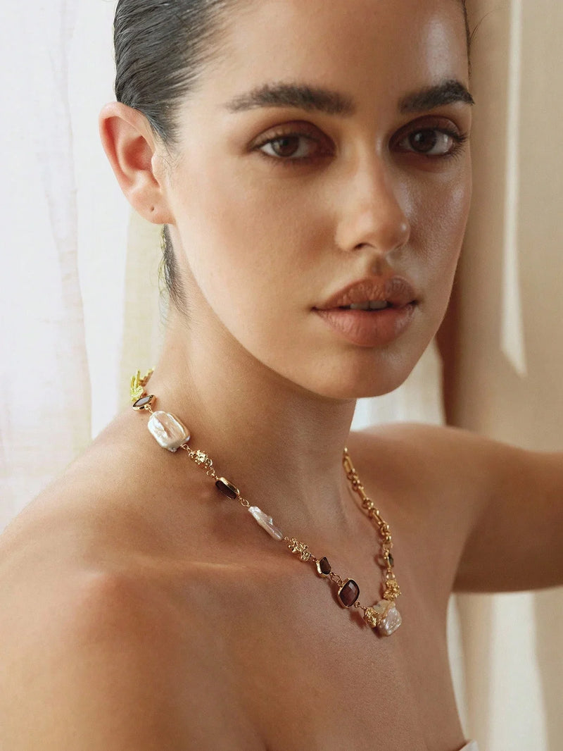 Collar asimétrico de perlas artificiales con acabado dorado Glam