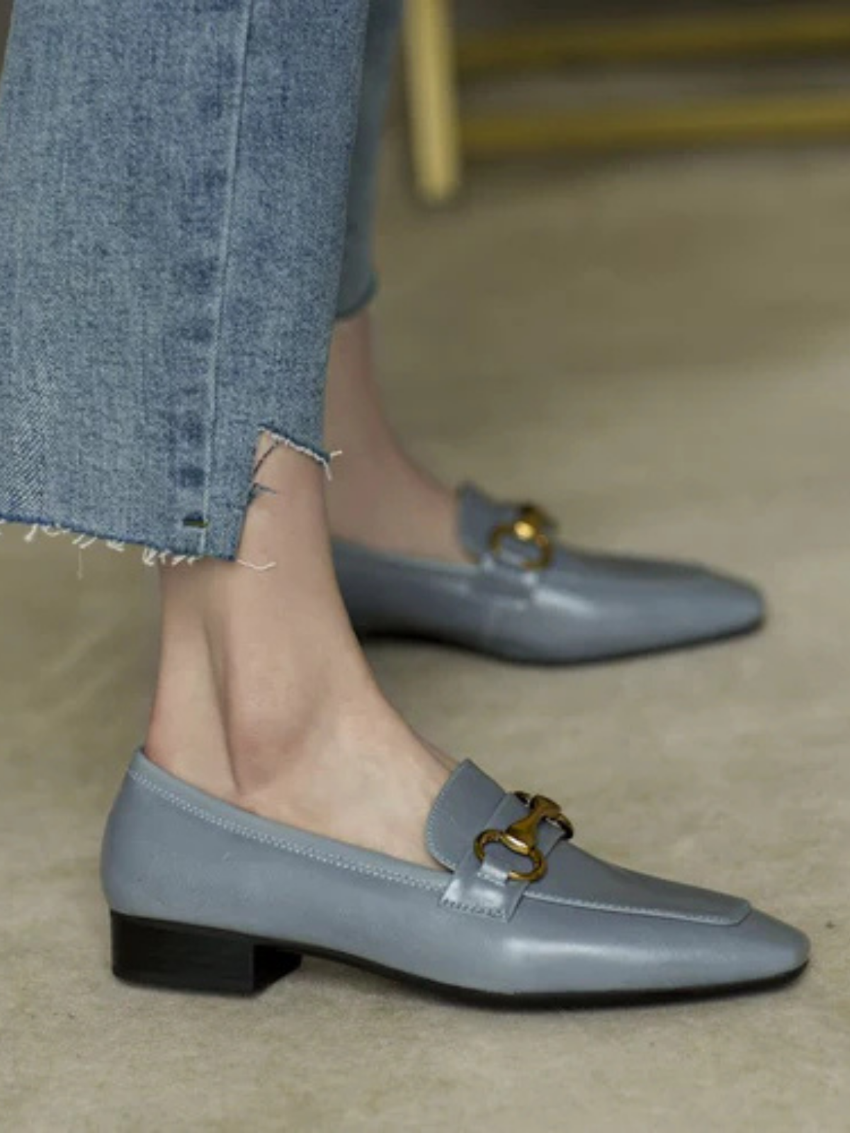 Zapatos planos de cuero con tacón bajo y punta cuadrada con detalles metálicos