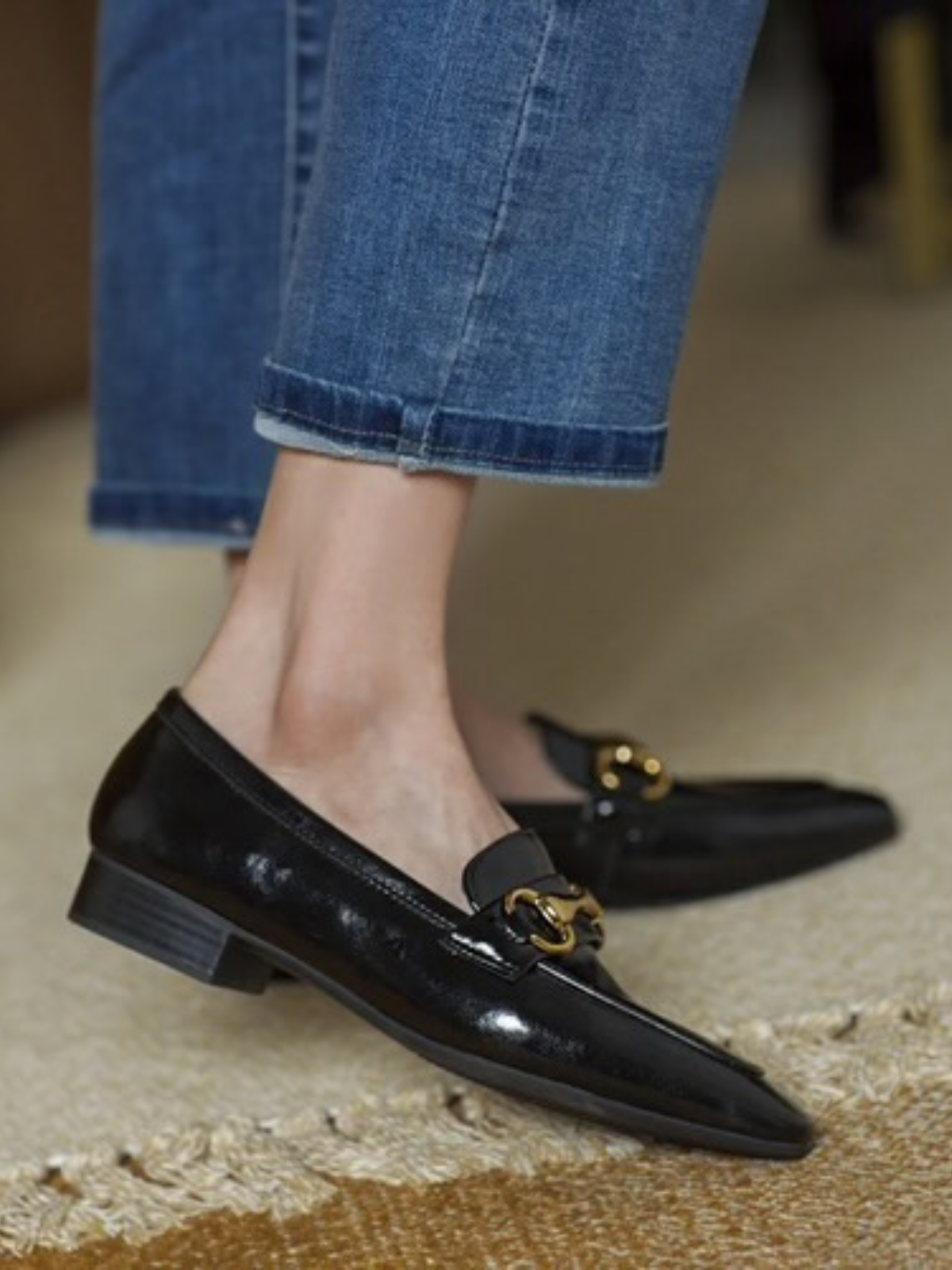 Zapatos planos de cuero con tacón bajo y punta cuadrada con detalles metálicos