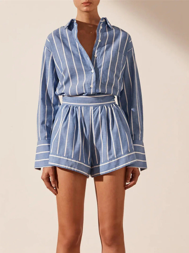 Conjunto de camisa y pantalones cortos a rayas azules a juego