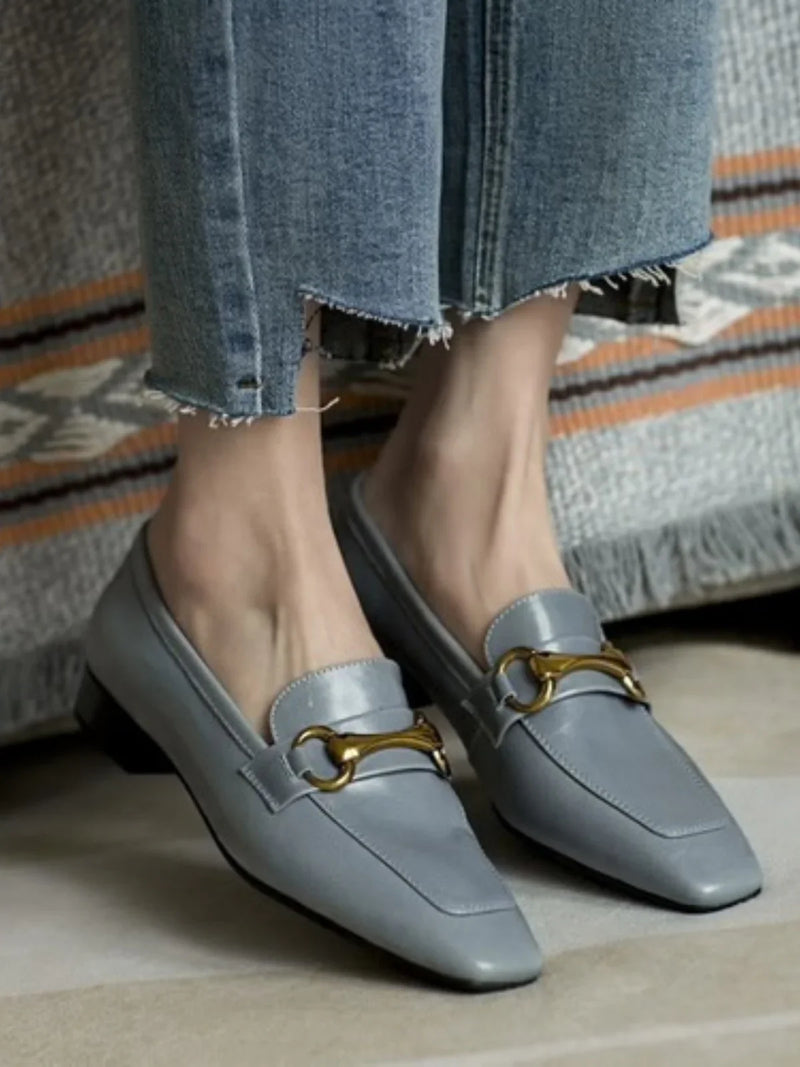 Zapatos planos de cuero con tacón bajo y punta cuadrada con detalles metálicos