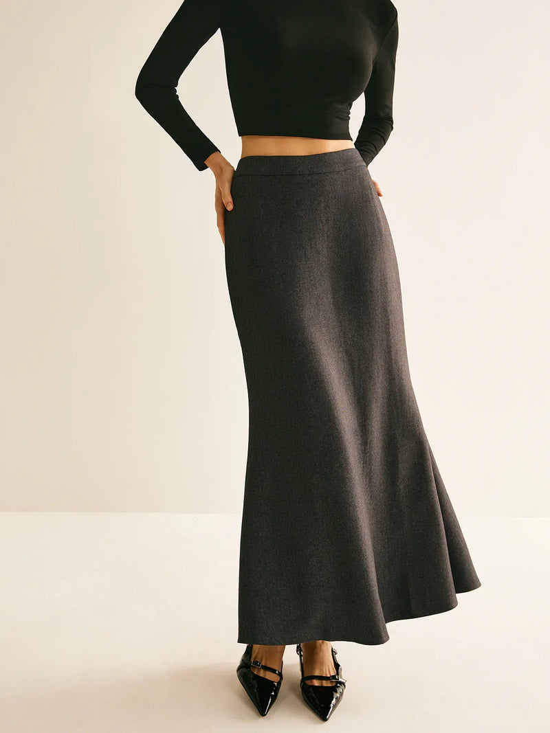 Falda con abertura en la espalda y corte regular