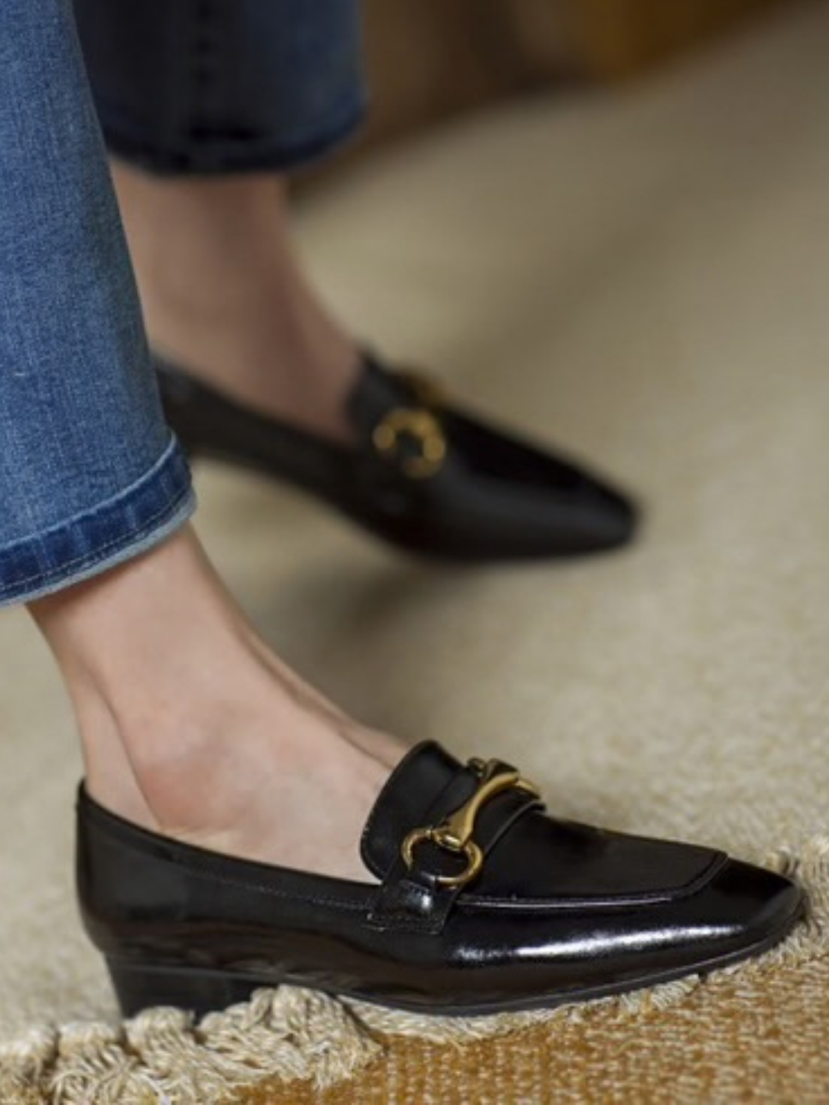 Zapatos planos de cuero con tacón bajo y punta cuadrada con detalles metálicos