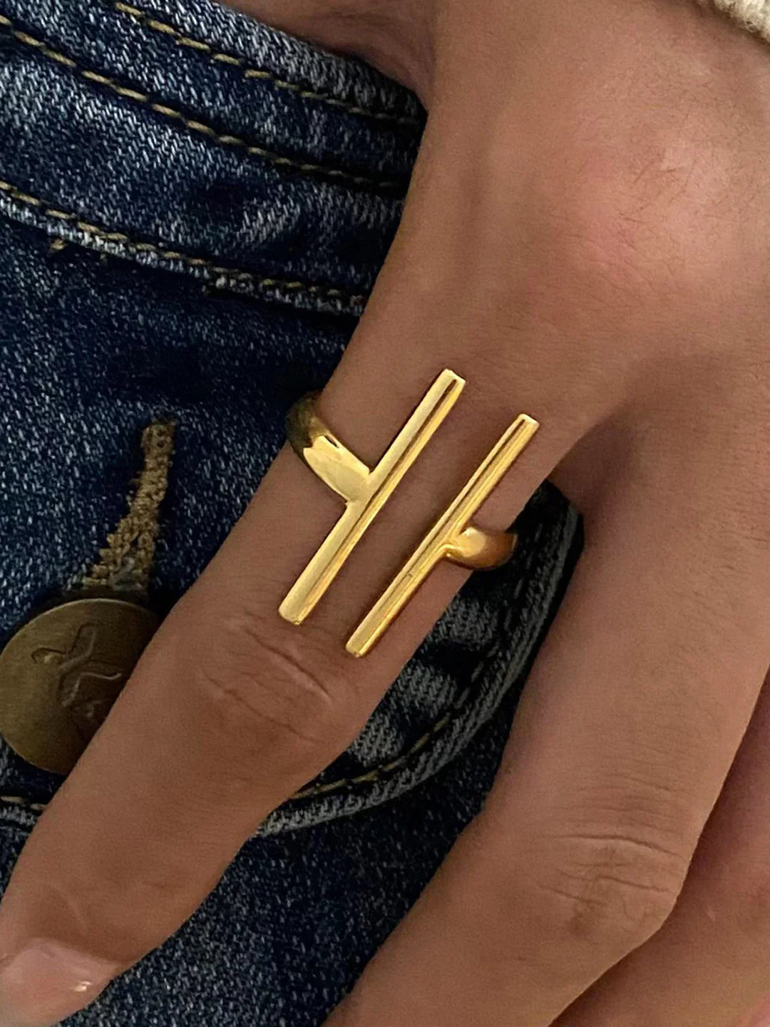 Sculpted Minimal Bar Ring - LA FEMME WANDERER