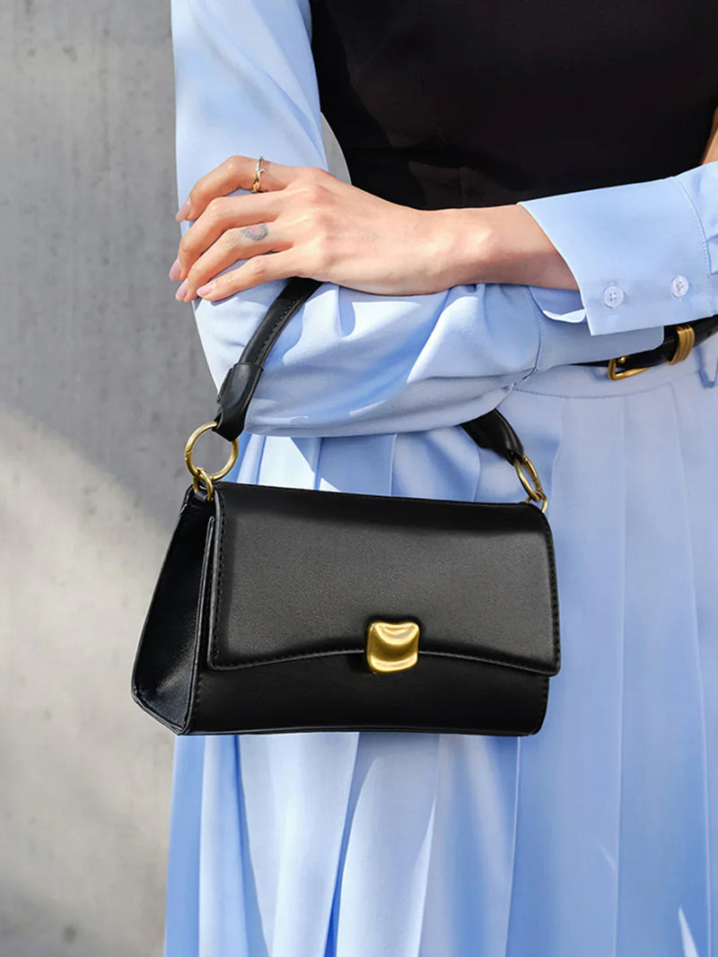Bolso de hombro tipo baguette negro con solapa y estilo elegante