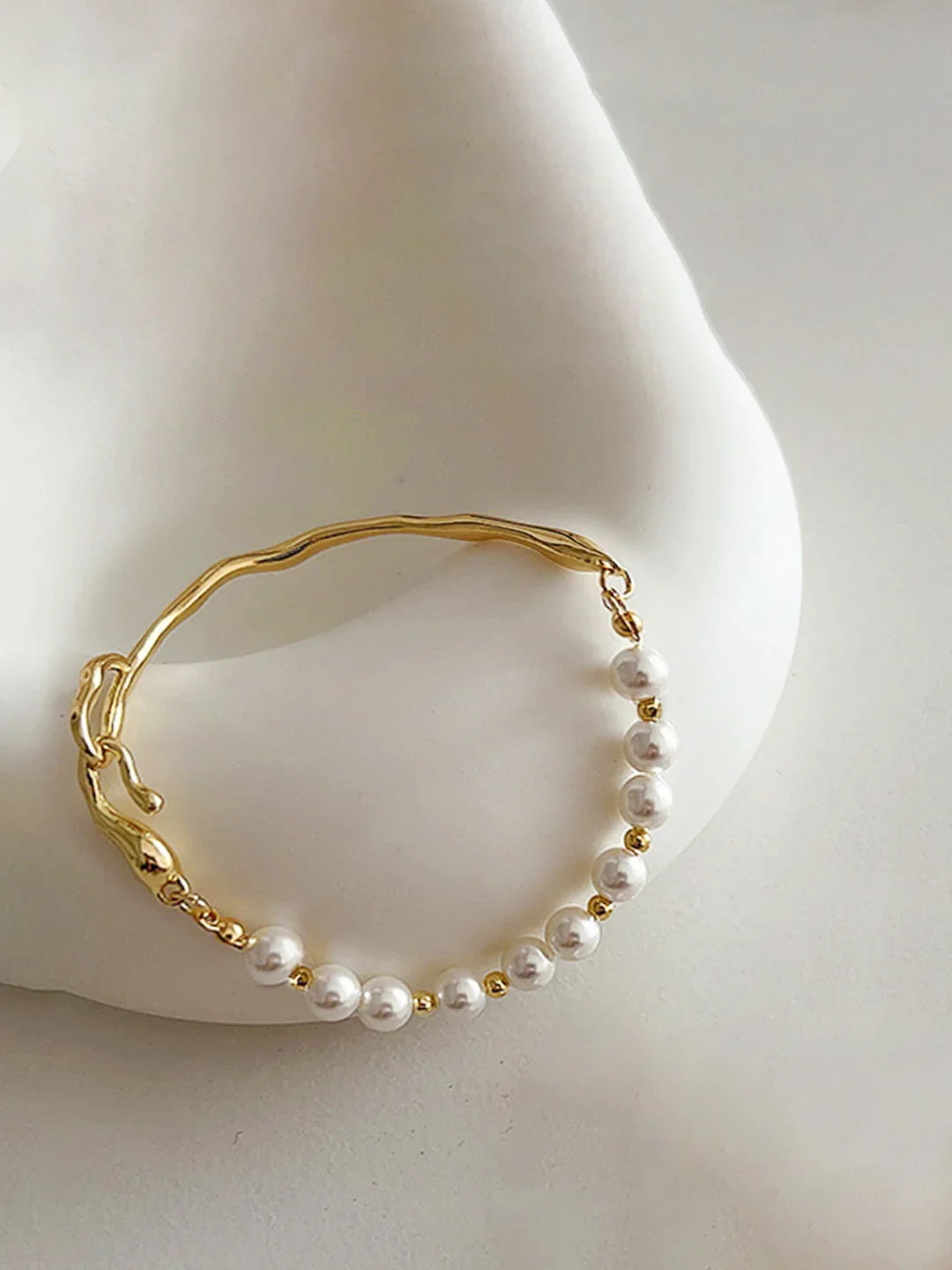 Sculpted Pearl Charm Bracelet - LA FEMME WANDERER