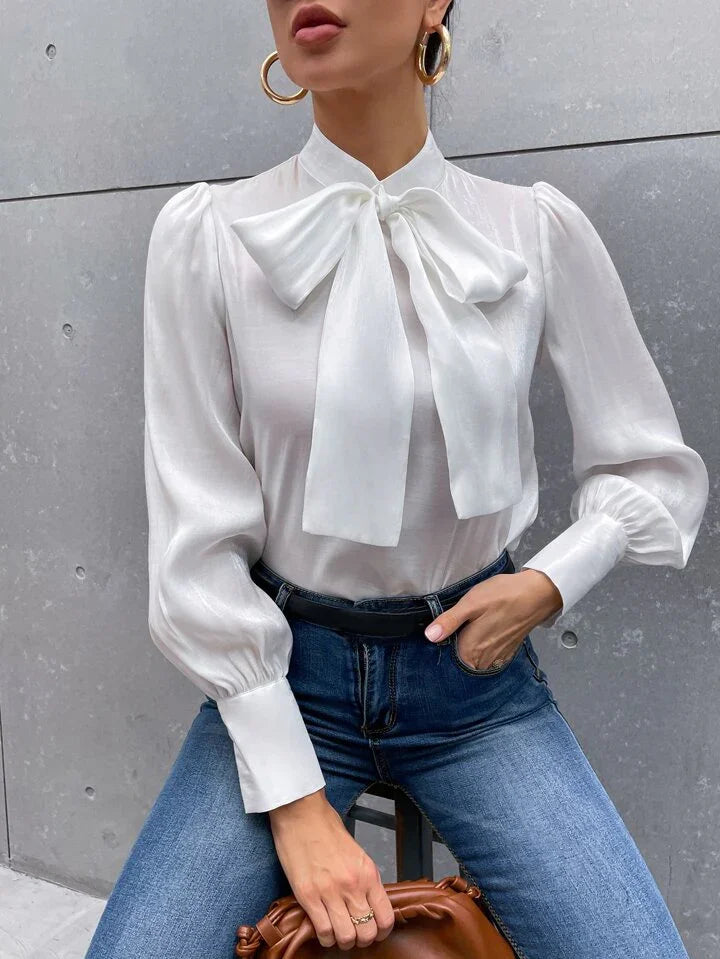 Blusa de satén con mangas abullonadas y cuello anudado estilo francés