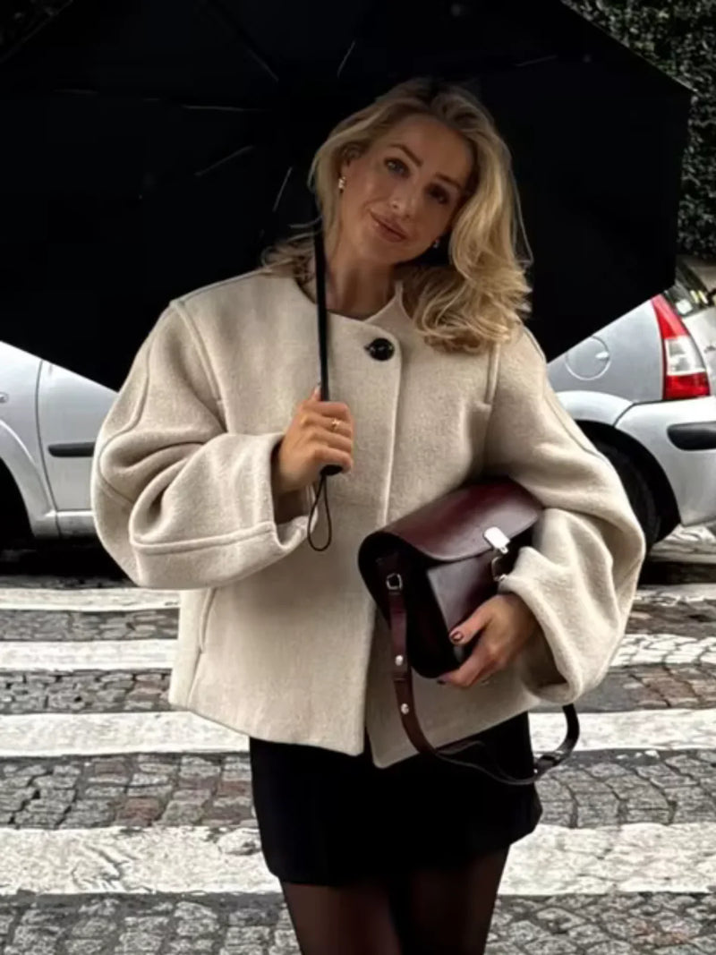 Abrigo corto de lana con cuello redondo