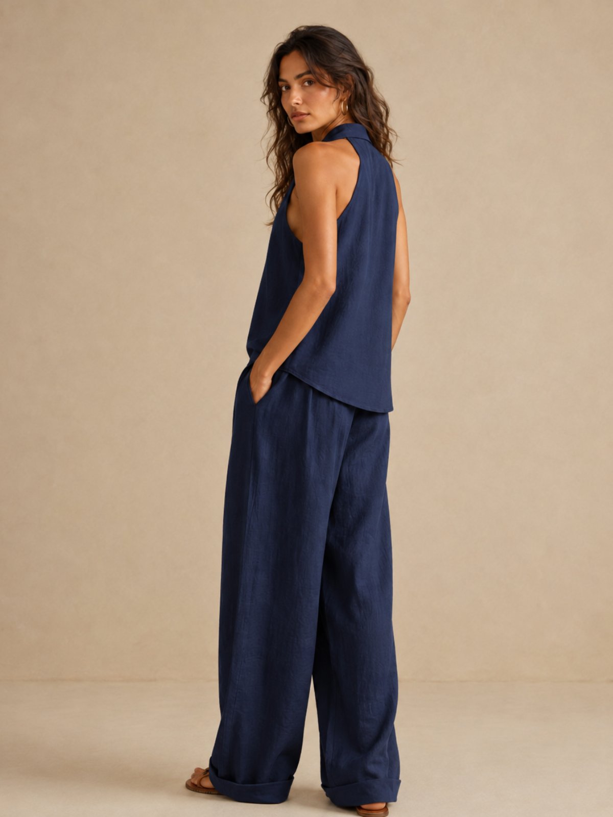Conjunto de top estilo halter y pantalones de pierna ancha de estilo elegante