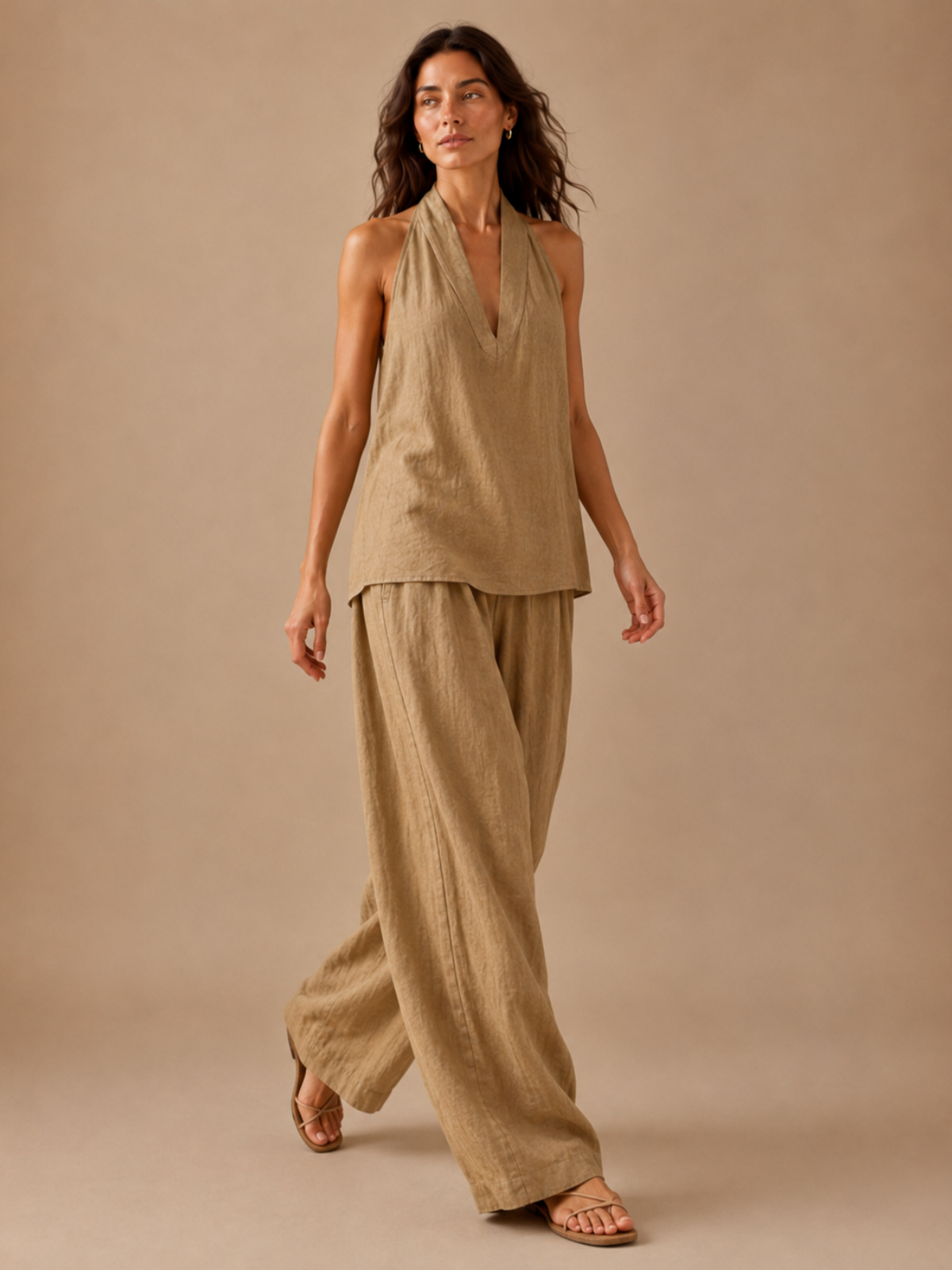 Conjunto de top estilo halter y pantalones de pierna ancha de estilo elegante