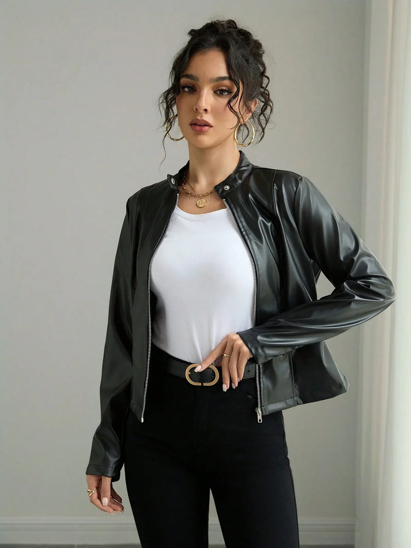 Chaqueta de cuero con cuello alto, estilo atemporal para uso diario.