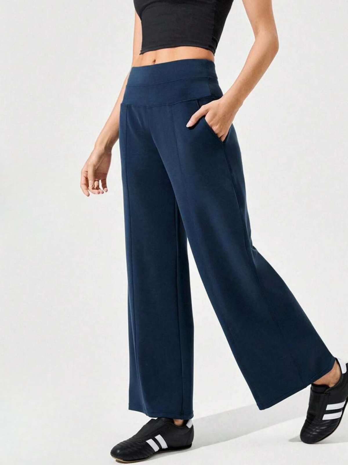 Pantalones de salón de seda modal con pierna ancha y cintura alta con bolsillos para mayor comodidad y estilo diario.