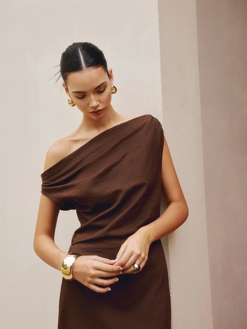 Vestido ajustado con hombros asimétricos