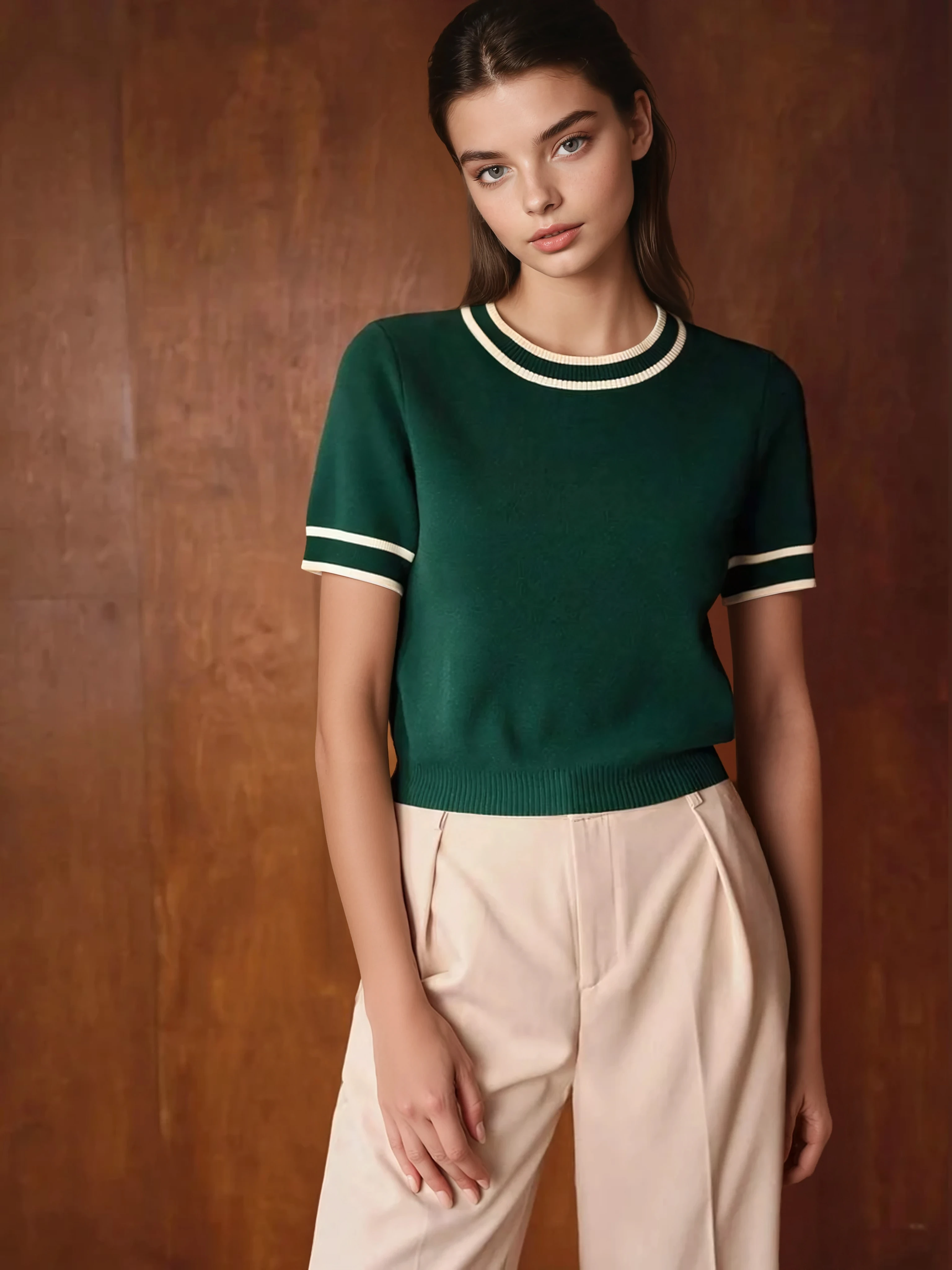 Top de punto con ribete en contraste, mangas cortas, corte moderno