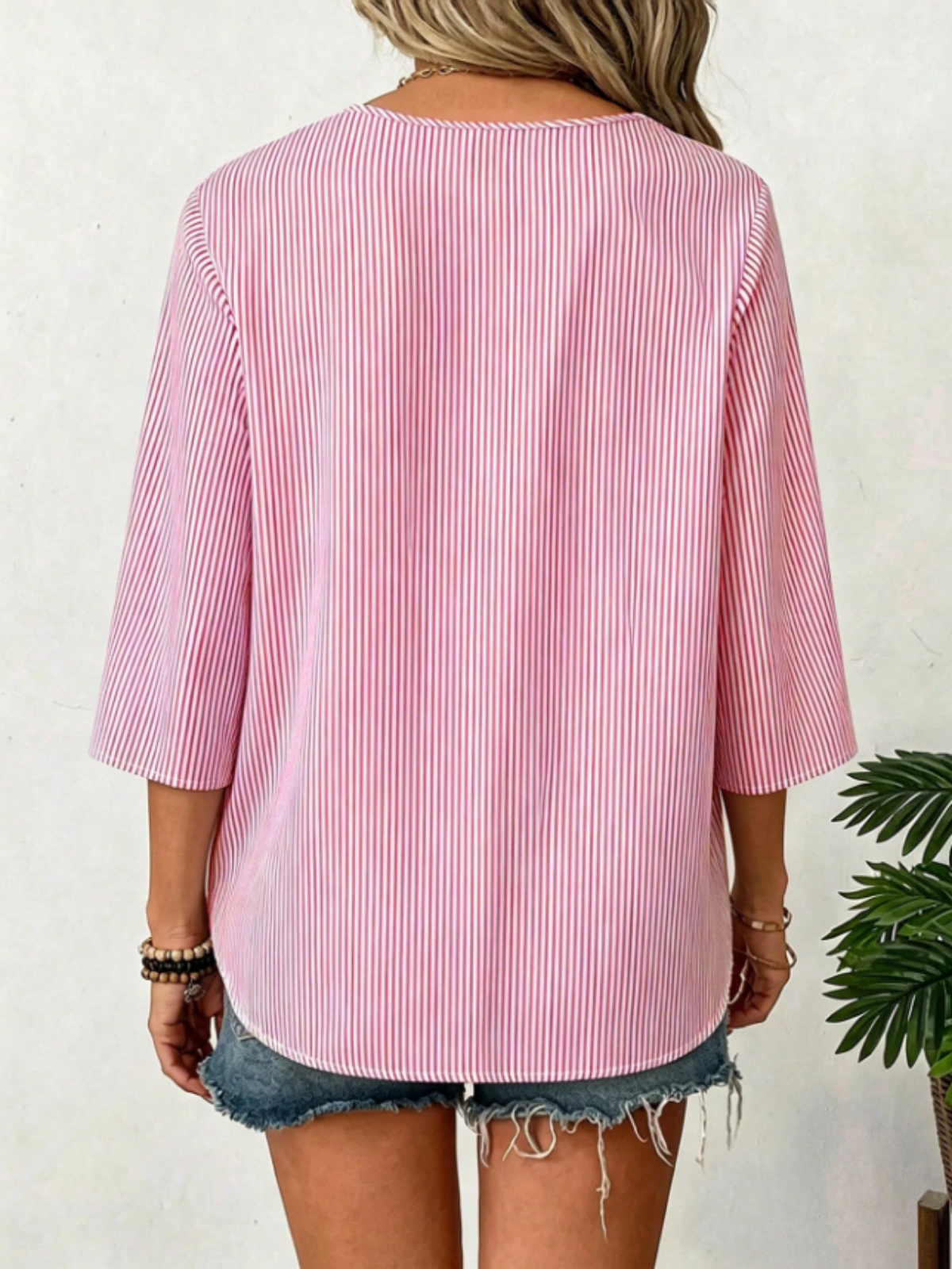 Top ligero a rayas para armarios minimalistas de verano